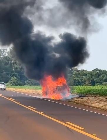 Veículo é completamente destruído por incêndio