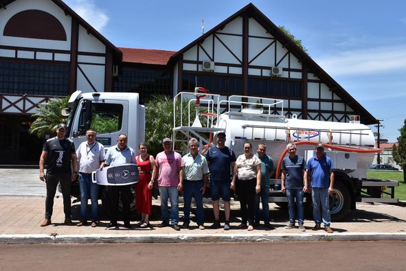 Quatro Pontes recebe caminhão-pipa com capacidade para seis mil litros