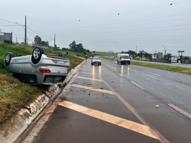 Homem fica gravemente ferido após ser atropelado durante troca de pneu de carro BR-467