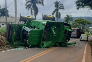 Após problemas mecânicos, colheitadeira tomba na PR-475