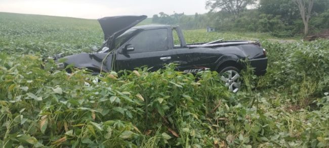 Saveiro capota em curva entre Mercedes e Três Irmãs e jovem fica ferido