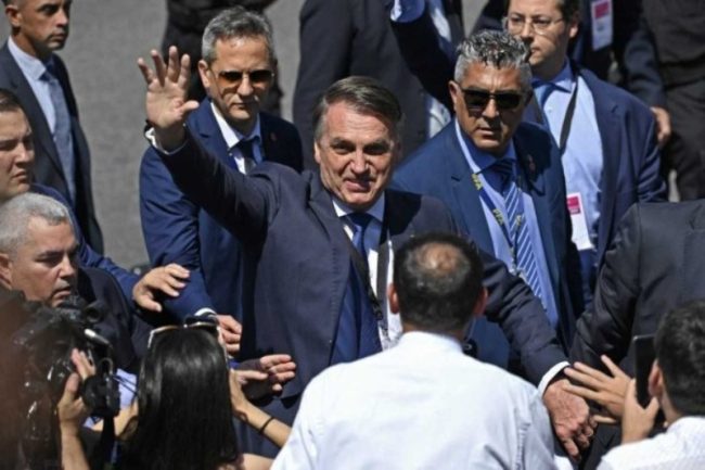 Bolsonaro é aplaudido por argentinos ao chegar na posse de Milei