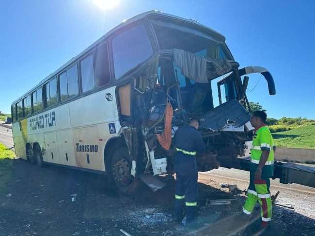 Motorista morre após ônibus bater na traseira de caminhão parado no acostamento