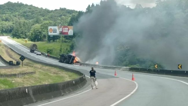 Caminhão carregado com isqueiros pega fogo em rodovia do Paraná