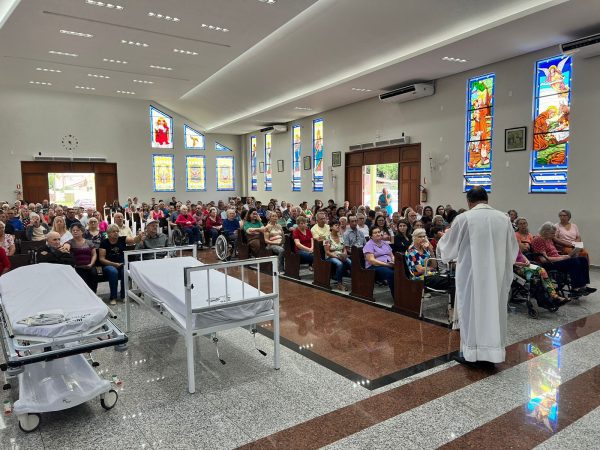 Fiéis se reúnem na Missa dos Enfermos na Matriz São Francisco de Assis no Jardim Coopagro, em Toledo
