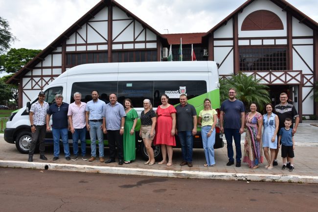 Deputado Do Carmo visita Quatro Pontes e faz entrega de van para Saúde