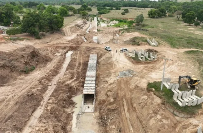 Governo do Mato Grosso do Sul “luta contra” buracão formado pela erosão