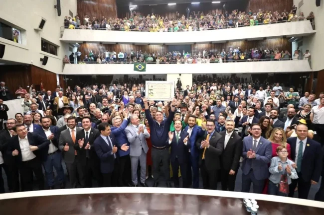 Bolsonaro recebe honraria no Paraná e critica Lula e “Dino comunista”