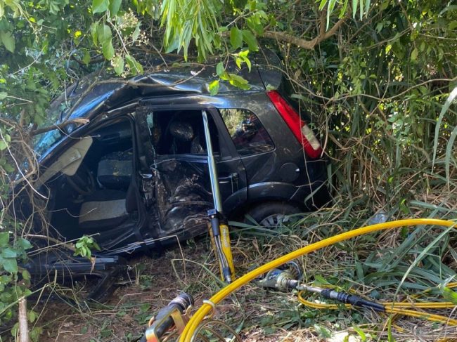 Mulher fica presa nas ferragens em grave acidente na BR-272 entre Guaíra e Terra Roxa