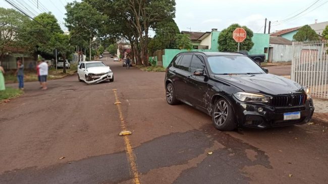 Placa encoberta por árvore no centro de Toledo resulta em colisão entre carros, diz condutor