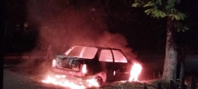 Vizinhos acordam com barulho e veem carro sendo destruído pelo fogo em Novo Sarandi