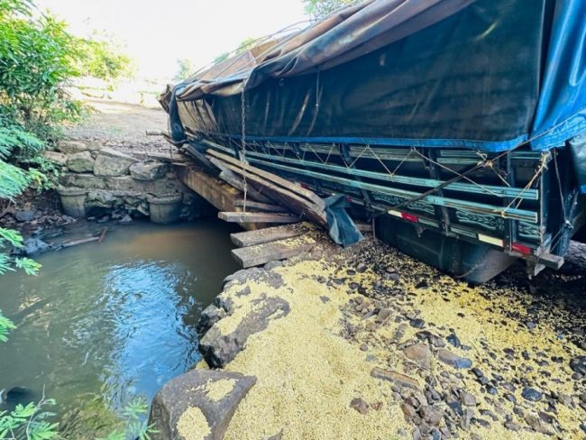 Ponte quebra e provoca acidente com caminhão no interior de Margarida