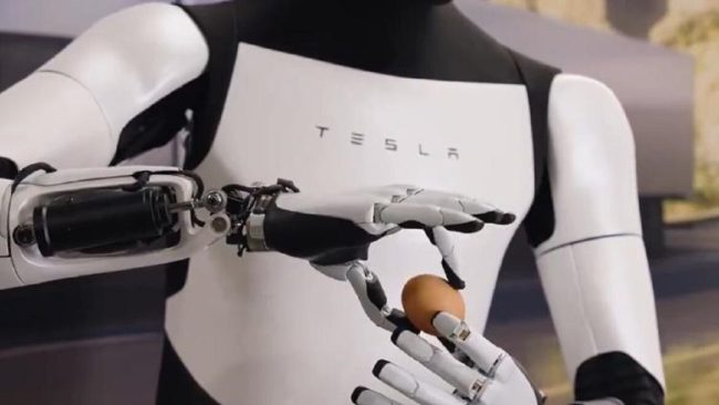 Elon Musk divulga robô da Tesla em funcionamento e público reage