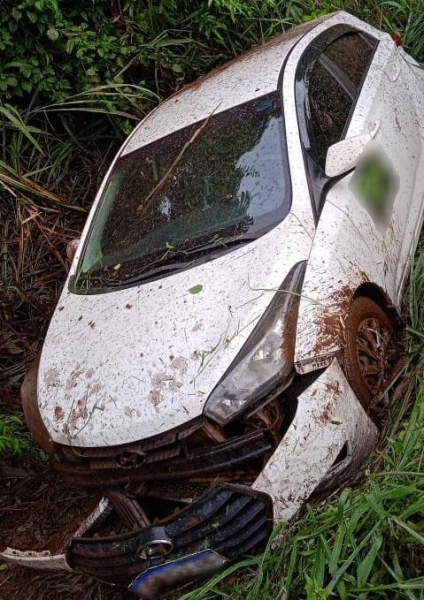 Condutor perde o controle da direção e carro bate contra barranco em Vila Nova