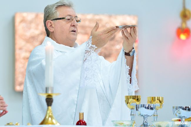 Missa de Posse do Padre Solano na Paróquia de Quatro Pontes: Celebração Religiosa Seguida de Jantar
