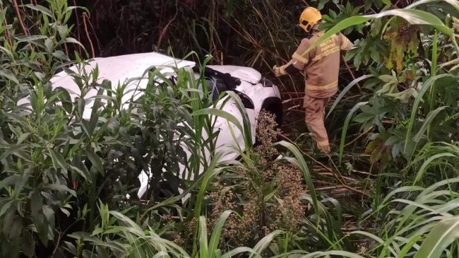 Nissan com três ocupantes capota na BR 163 entre Toledo e Marechal