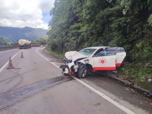 Acidente na BR 277 envolvendo viatura do SAMU deixa motorista gravemente ferido