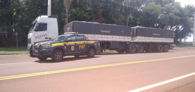 Condutor é detido pela PRF de Quatro Pontes com cigarros paraguaios em carga de soja