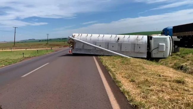 Motorista sai ileso após caminhão tombar ao ser fechado por outro veículo na BR 163