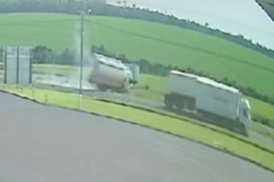 Câmera flagra tombamento de caminhão na BR-163 em Cascavel
