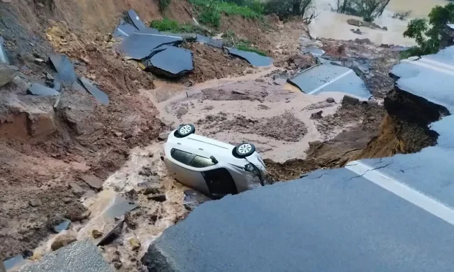 Chuvas abrem cratera e interditam trecho da BR-470, em Santa Catarina