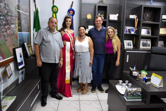 Poder Público entrega faixa do Miss Universo Paraná 2024 à Miss Quatro Pontes
