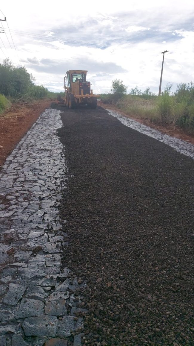 Interior de Quatro Pontes recebe recapeamento sobre pedras irregulares com resíduo asfáltico