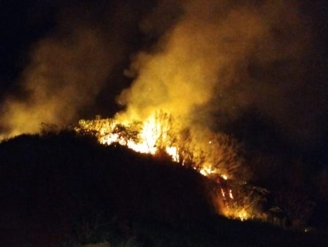 Bombeiros combatem incêndio de grandes proporções em Guaíra