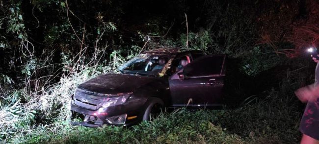 Carro com placas de Marechal capota na PR-317 em Santa Helena