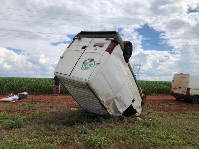 Van que seguia para Toledo é fechada por caminhão e capota na BR 163