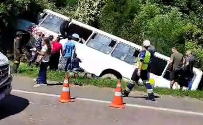 Ônibus tomba e deixa 18 feridos na BR-116