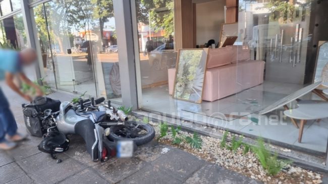 Moto colide contra vitrine de loja em Marechal