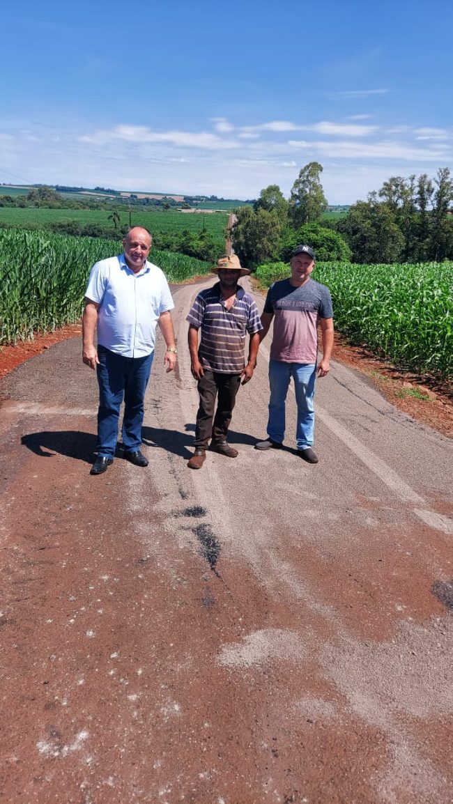 Prefeito acompanha obras de recapeamento sobre pedras irregulares no interior