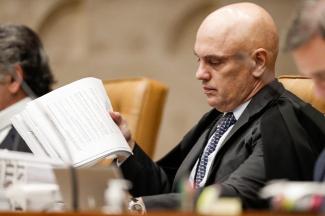 Moraes dá 48h para Bolsonaro explicar ida à Embaixada da Hungria após perder passaporte
