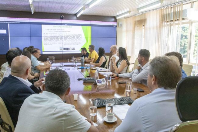 Prefeitura anuncia multa de R$ 5,06 por m² para imóveis com mato alto e lixo