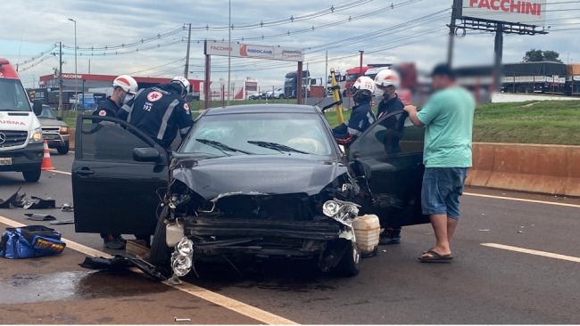 Três pessoas ficam feridas no acidente entre carro e caminhão na BR 277