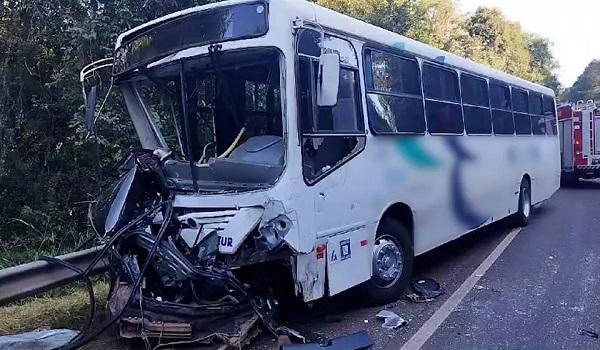 Uma pessoa morre e 18 ficam feridas após carro invadir pista contrária e bater de frente com ônibus