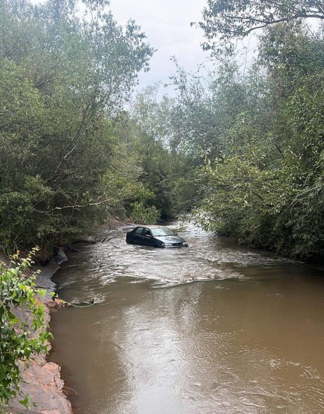 Carro é encontrado dentro de rio em Assis Chateaubriand