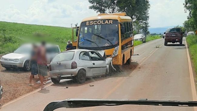 Três morrem em acidente entre carro e micro-ônibus escolar no Paraná