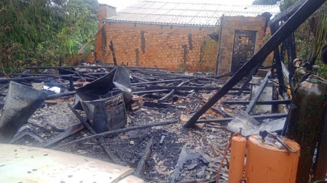 Fogo destrói casa de madeira em Marechal Rondon