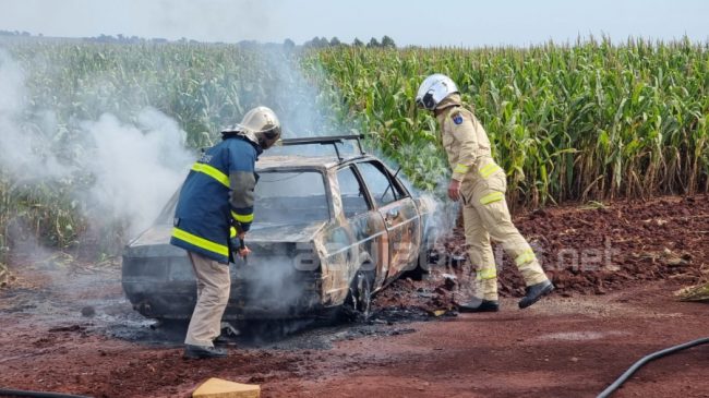 Veículo é destruído pelo fogo em estrada rural de Marechal Rondon