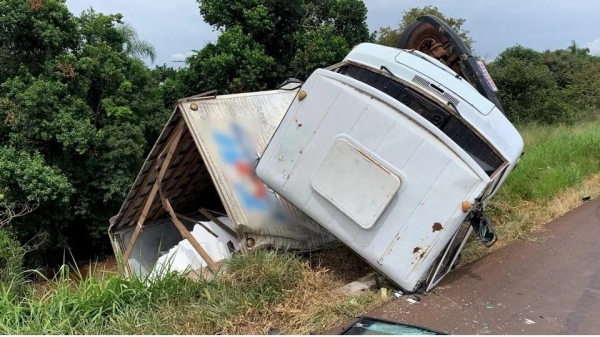 Caminhão capota na BR-369 deixando motorista ferido