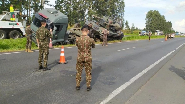 Caminhão transportando tanque de guerra do Exército sai da pista na BR 376