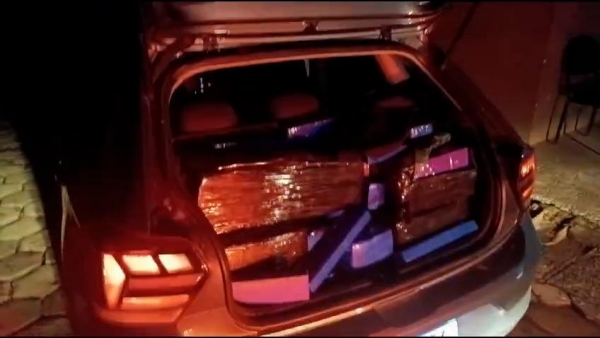 Homem tenta fugir de abordagem, mas deixa carro apagar e é preso com carro roubado carregado com droga