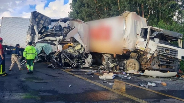 Homem morre em batida frontal entre caminhão e carreta na BR 376