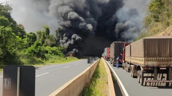 Caminhão pega fogo após tombar na BR 376 no Paraná