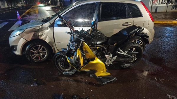 Moto fica com frente destruída em acidente no centro de Toledo, condutor escapa com sorte
