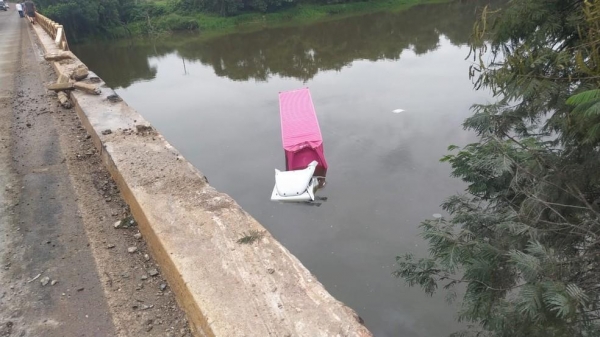 Caminhão fica submerso no Rio Tibagi após motorista perder controle e cair de ponte