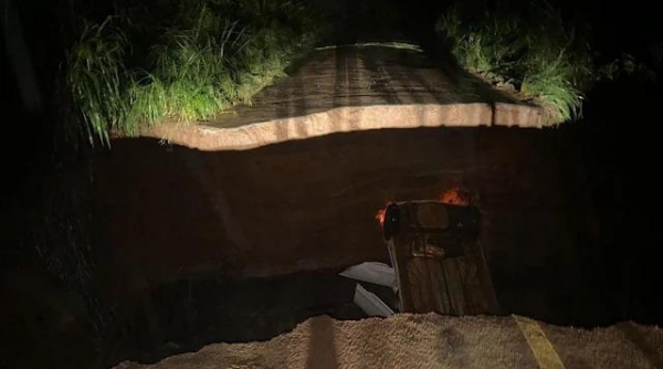 Carro cai em rio após ponte desabar, fortes chuvas foram registradas em Cafelândia e Tupãssi