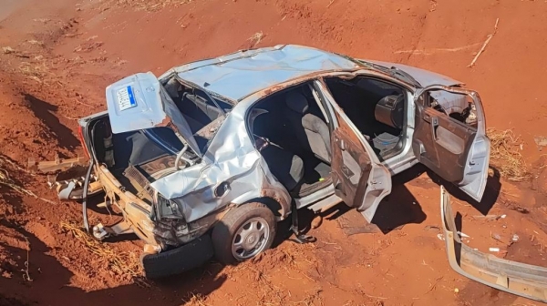 Carro capota diversas vezes após tentar ultrapassagem na PR-486